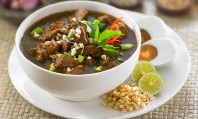 makanan khas surabaya rawon